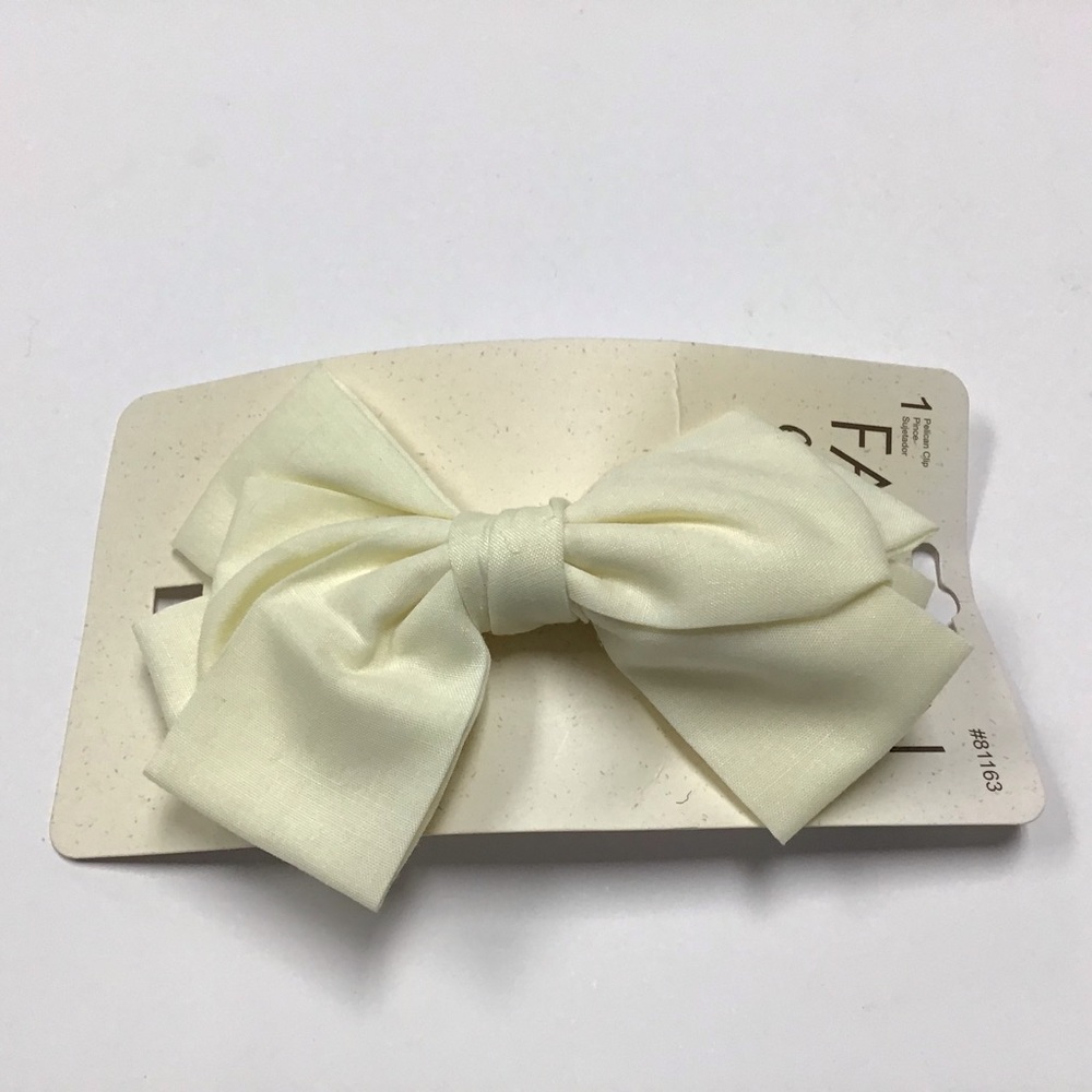 Kid’s Fashion Essentials 1 Pelican Clip Hair Accessory Off White Bow